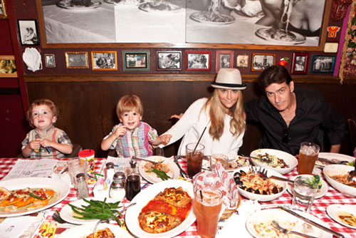 Charlie Sheen, su ex mujer, Brooke Mueller y sus hijos