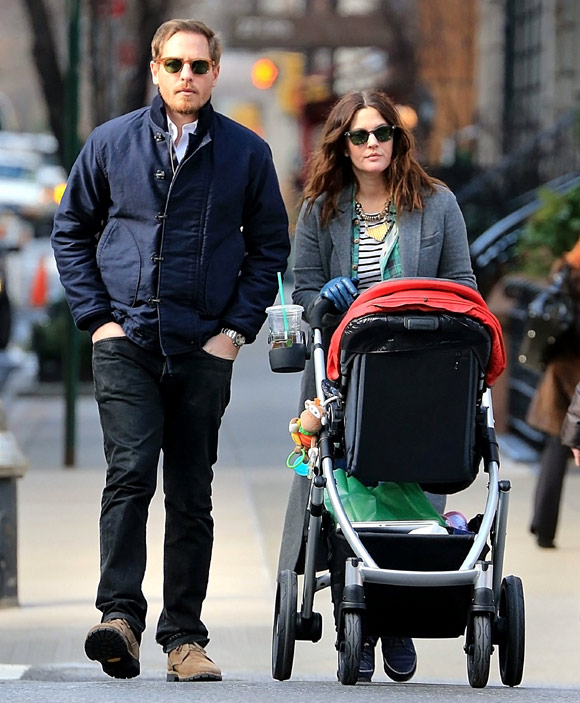 Drew Barrymore pasea feliz con su marido y su hija por las calles de Nueva York