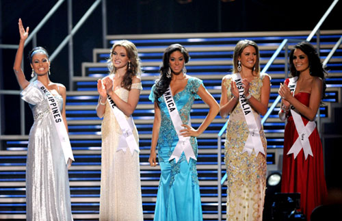 En segundo lugar quedó Miss Jamaica, Yendi Phillips, mientras que Miss Australia, Jesinta Campbell, ocupó el tercer puesto. A la última ronda del certamen llegaron también Miss Ucrania, Anna Poslavska, y Miss Filipinas, Venus Raj