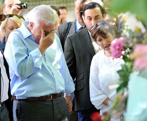 Los padres de Amy, desolados ante el apartamento de su hija lleno de flores y tarjetas de sus fans