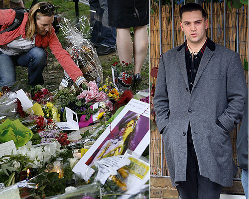 Una fan deposita unas flores en una plaza cercana al piso de Amy, un lugar que también ha visitado su ex novio, Reg Traviss