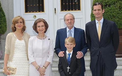 Miguel posó orgulloso con sus padres y sus abuelos