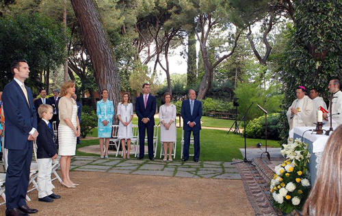 La ceremonia se celebró en los jardines del Palacio de la Zarzuela y estuvo oficiada por el arzobispo castrense, Juan del Río