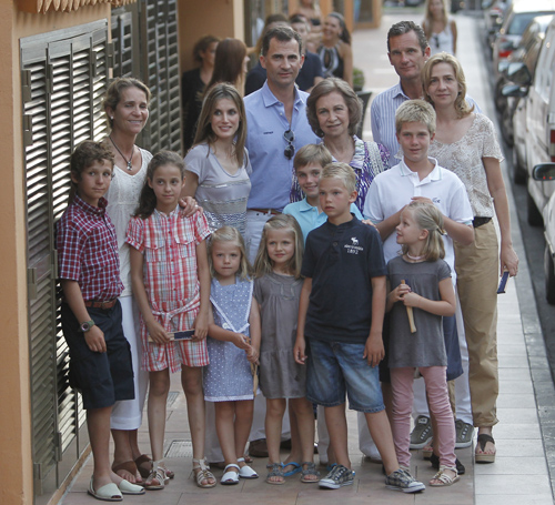 Toda la familia real, a excepción del Rey que se fue en coche