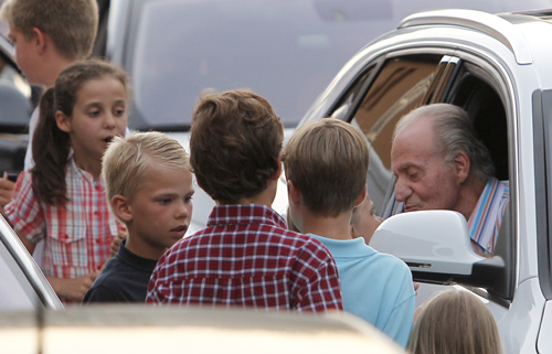 Los hijos de los duques de Palma y la infanta Elena despidiendo a su abuelo