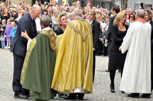 Los reyes Harald y Sonia y su hija, la princesa Marta Luisa acudieron al oficio religioso que tuvo lugar en la Catedral de Oslo