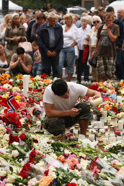 Espectacular imagen de las flores, tarjetas y mensajes que los noruegos han dejado en homenaje a las víctimas