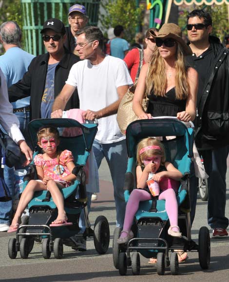 Charlie Sheen Se Relaja Junto A Su Ex Mujer Denise Richards Y Sus Dos Hijas En Disneyland Foto