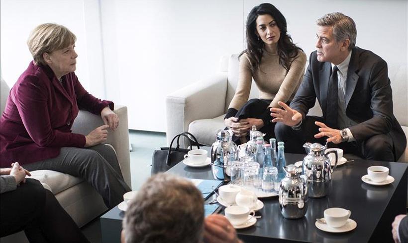 ¿Qué hacen George y Amal Clooney con Angela Merkel?