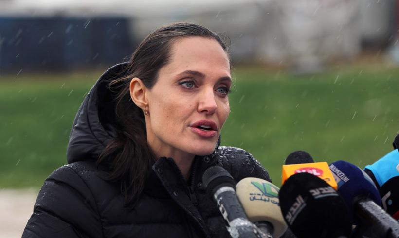 Ni la lluvia detiene a Angelina Jolie