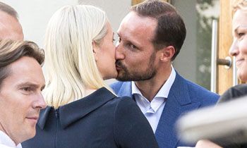 El beso de Mette-Marit a Haakon de Noruega, un buen final con historia