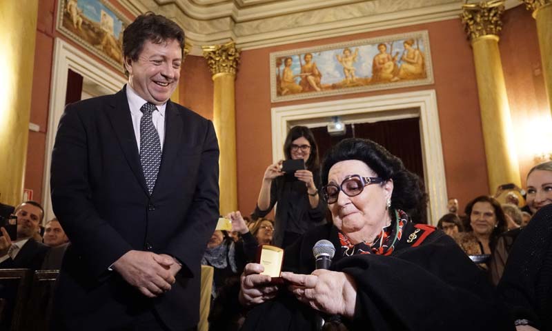 el real circulo artistico de barcelona entrega la medalla de oro a montserrat caballe