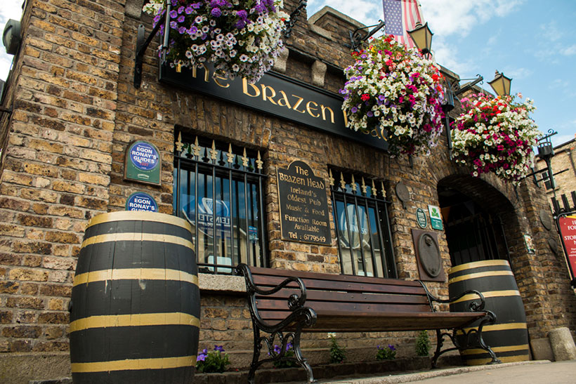 the-brazen-head-Front-Entrance-with-Barrells