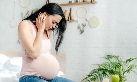 Mujer embarazada con gesto de preocupación