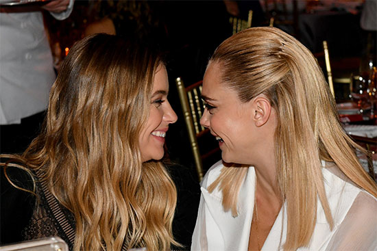 ¡Anillo a la vista! Cara Delevingne y Ashley Benson podrían haberse comprometido