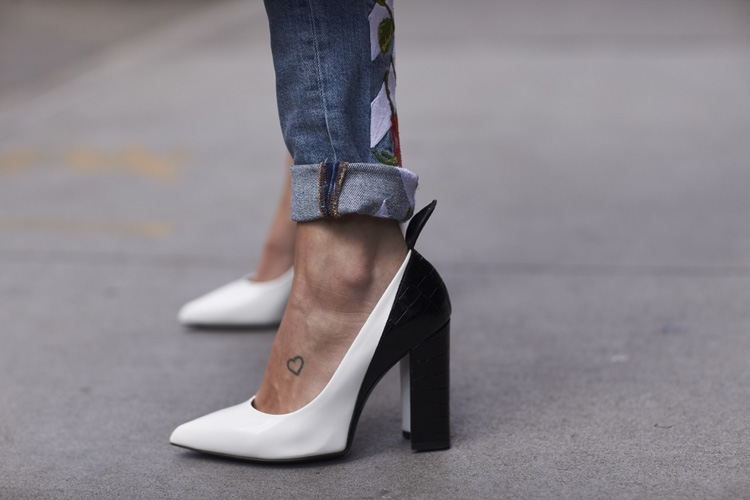 12 formas de llevar los zapatos blancos que harán que parezcas neoyorkina