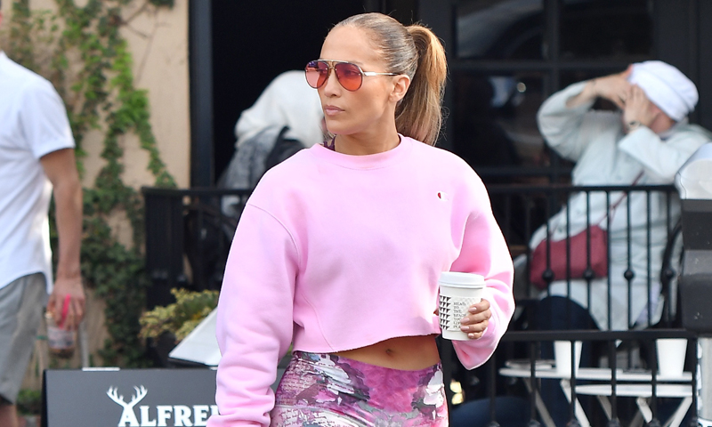 Hay tres accesorios que Jennifer Lopez siempre combina con sus leggings favoritos