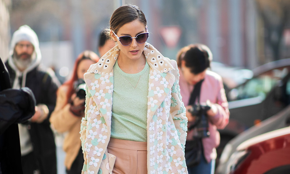 Abrigos pastel, chaquetas de cuero y los nuevos básicos en los looks de entretiempo