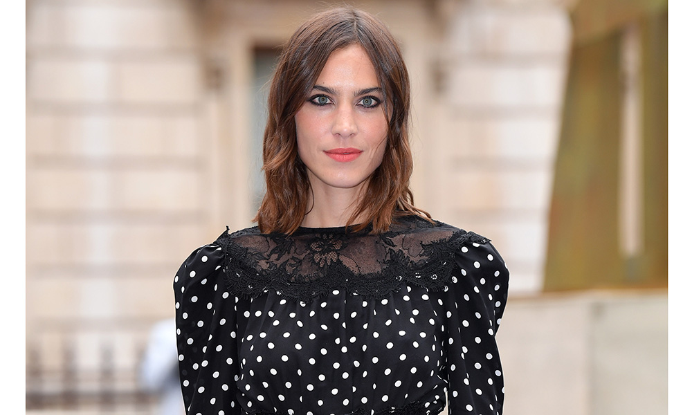 Alexa Chung con vestido de lunares