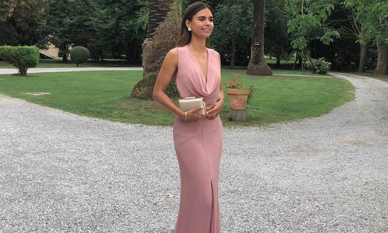 ¿Tienes una boda de tarde? Inspírate en los looks de las amigas de María Pombo