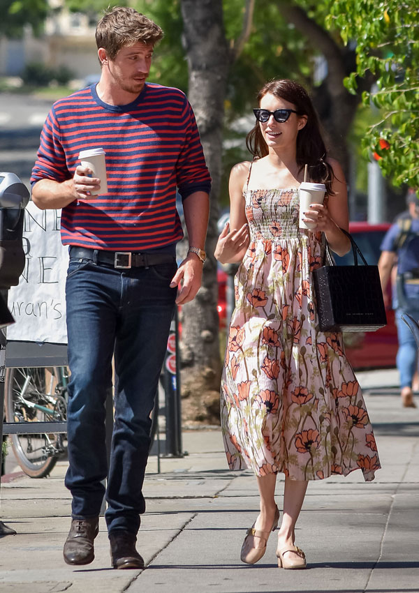 Emma Roberts con vestido de flores