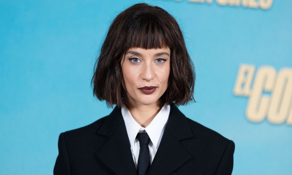 María Pedraza y su look gótico con 'vestido-blazer' y corbata