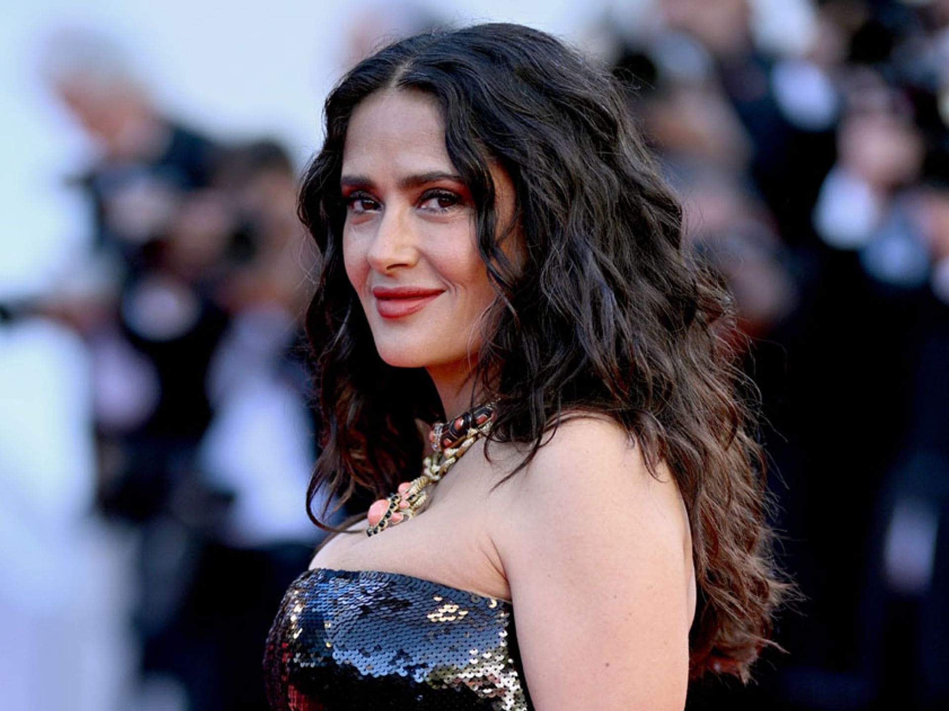 A ritmo de mariachi, Salma Hayek muestra su talento como cantante | ¡HOLA!