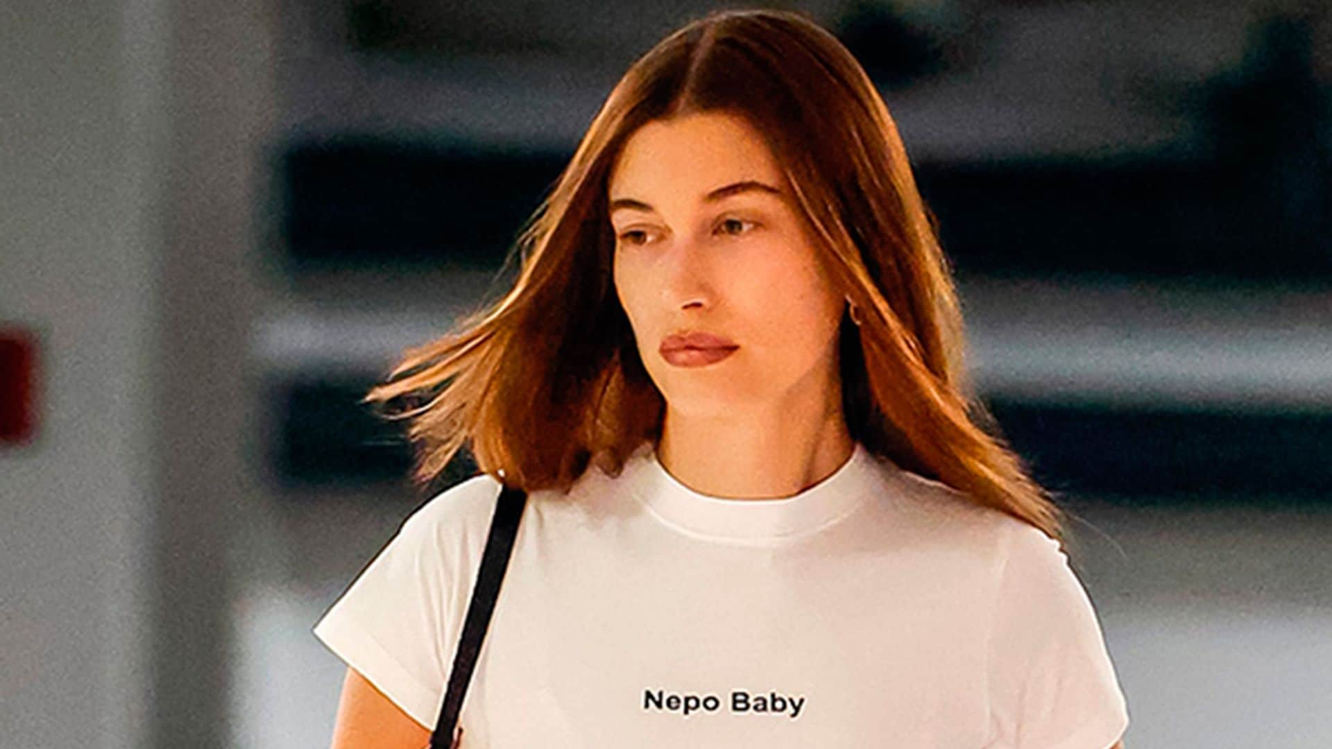 Te contamos el significado de la camiseta que ha hecho viral Hailey Bieber nada más comenzar 2023