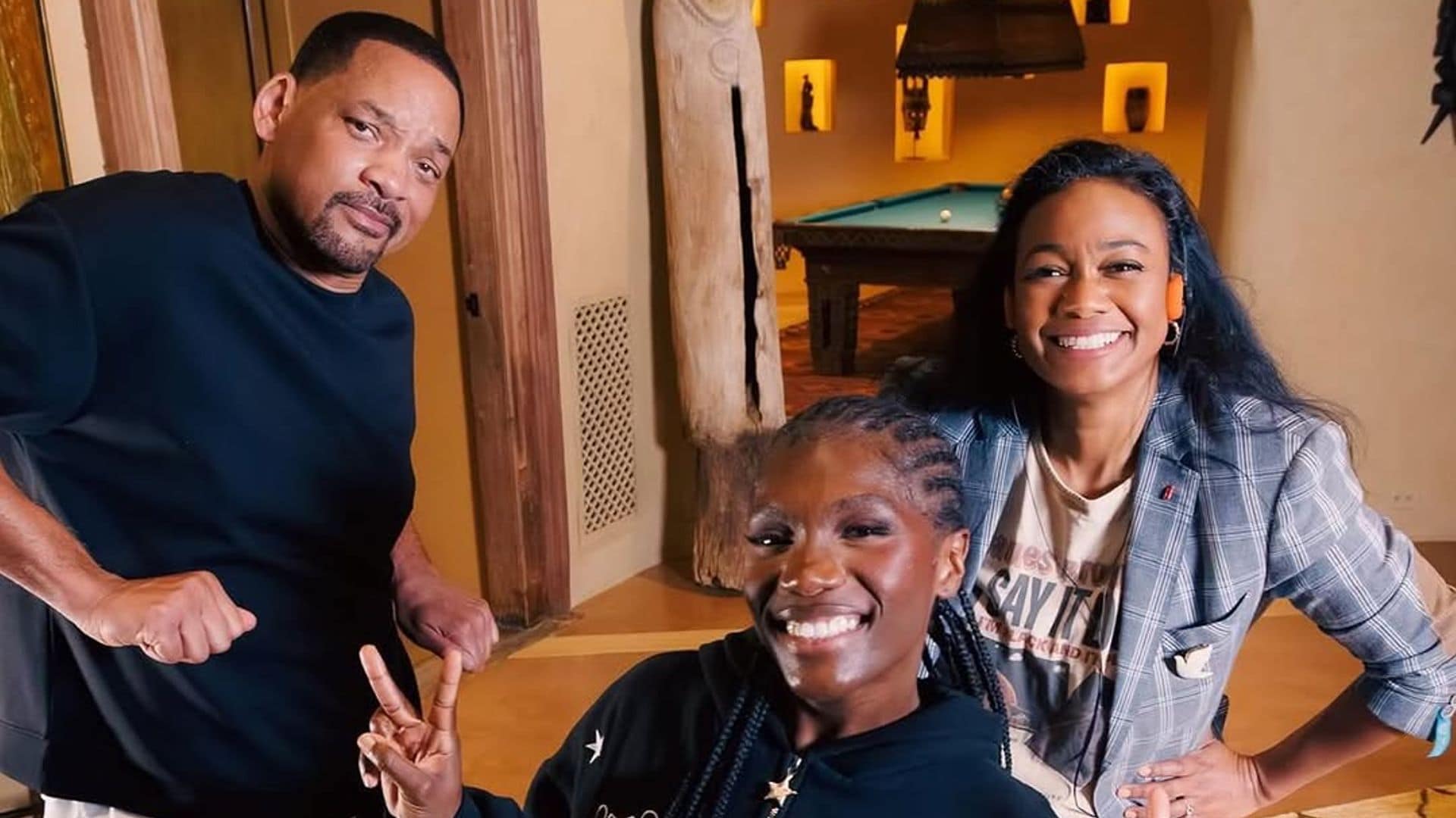 El momentazo de Will Smith recreando una escena icónica de 'El Príncipe de Bel-Air' con Doechii y Tatyana Ali