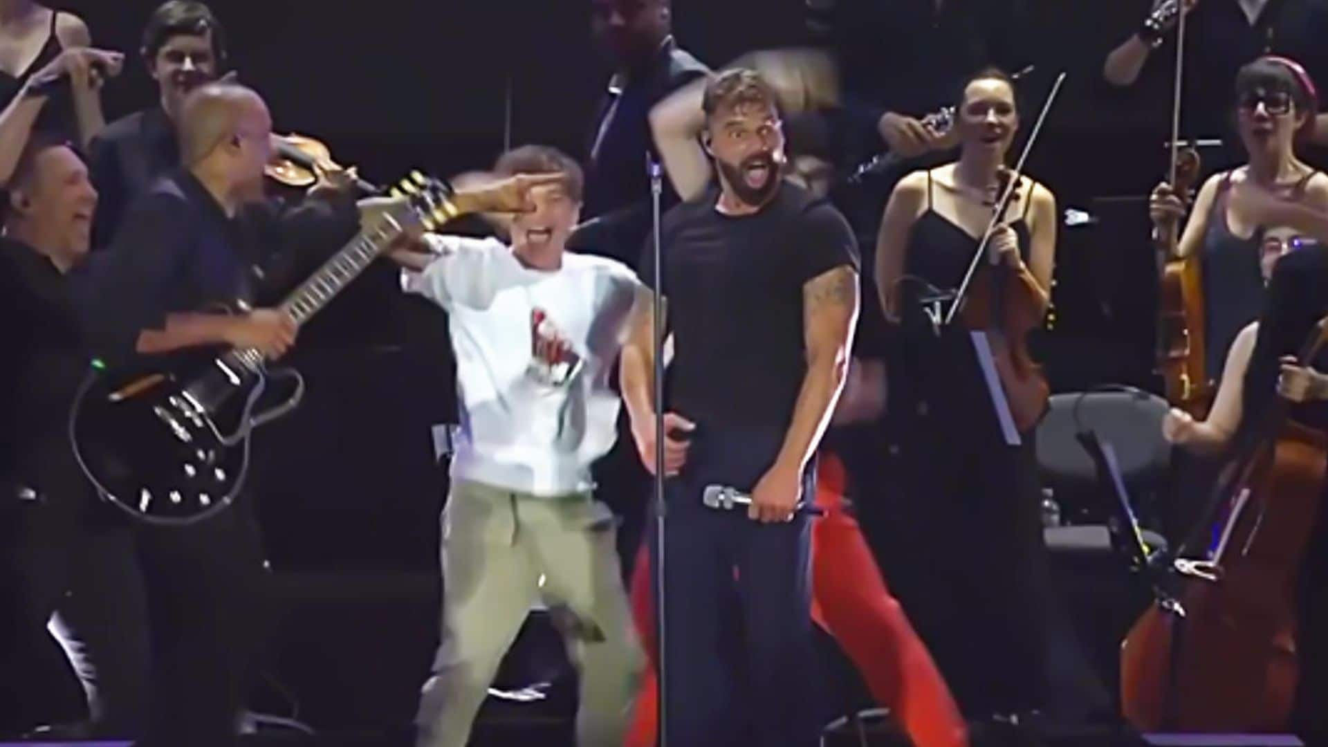 Los hijos de Ricky Martin sorprenden y emocionan al cantante subiendo por primera vez con él al escenario