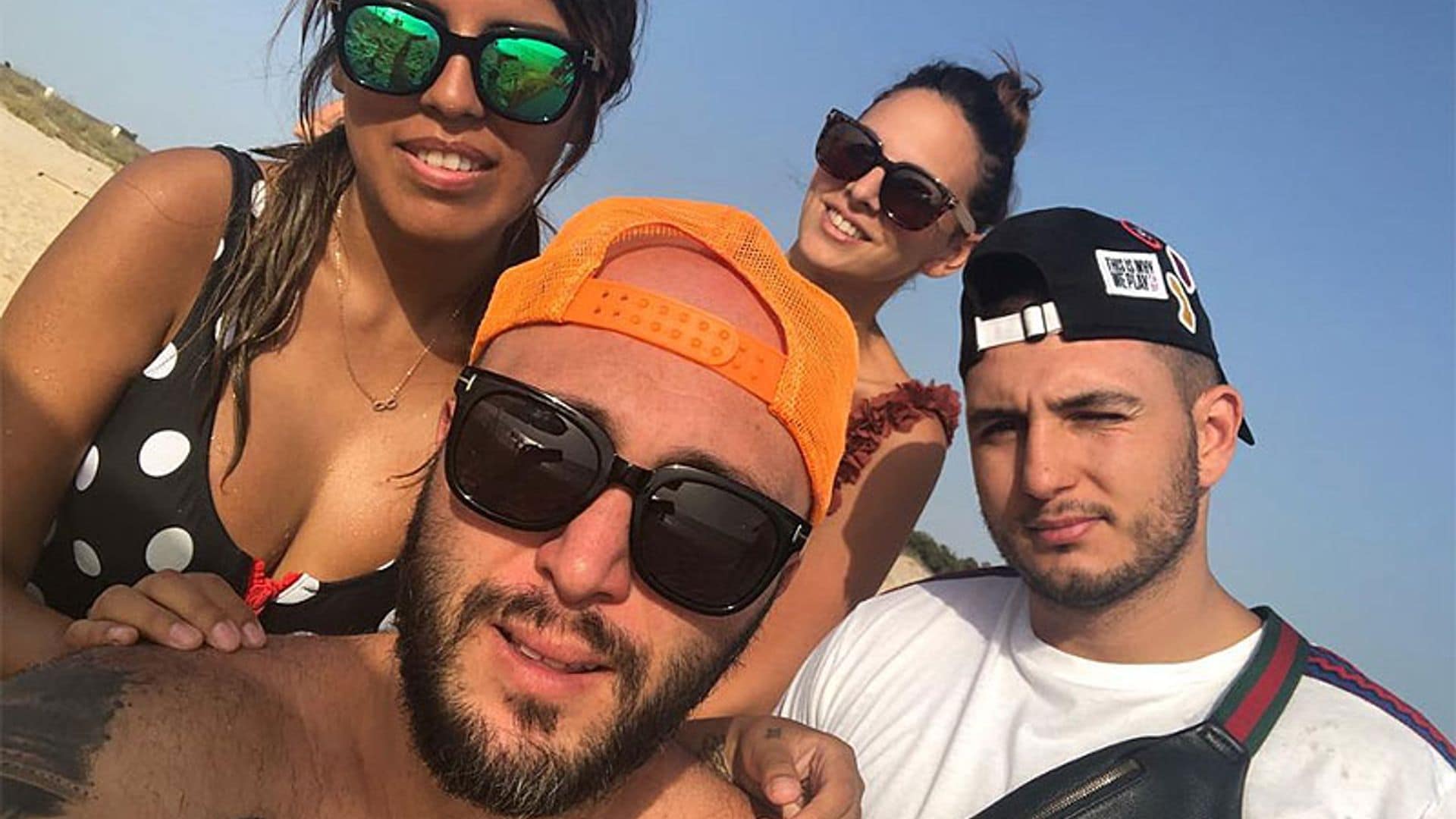 En ¡HOLA!: La reconciliación de Kiko Rivera y su hermana Isa, juntos en la playa con sus hijos y parejas