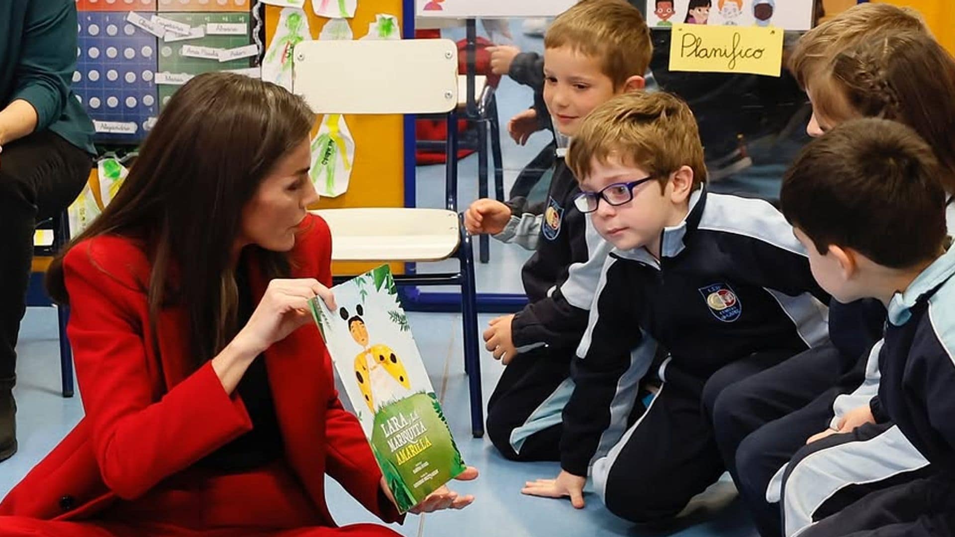 Los mejores momentos de la reina Letizia leyendo un cuento infantil y reencontrándose con Gomaespuma