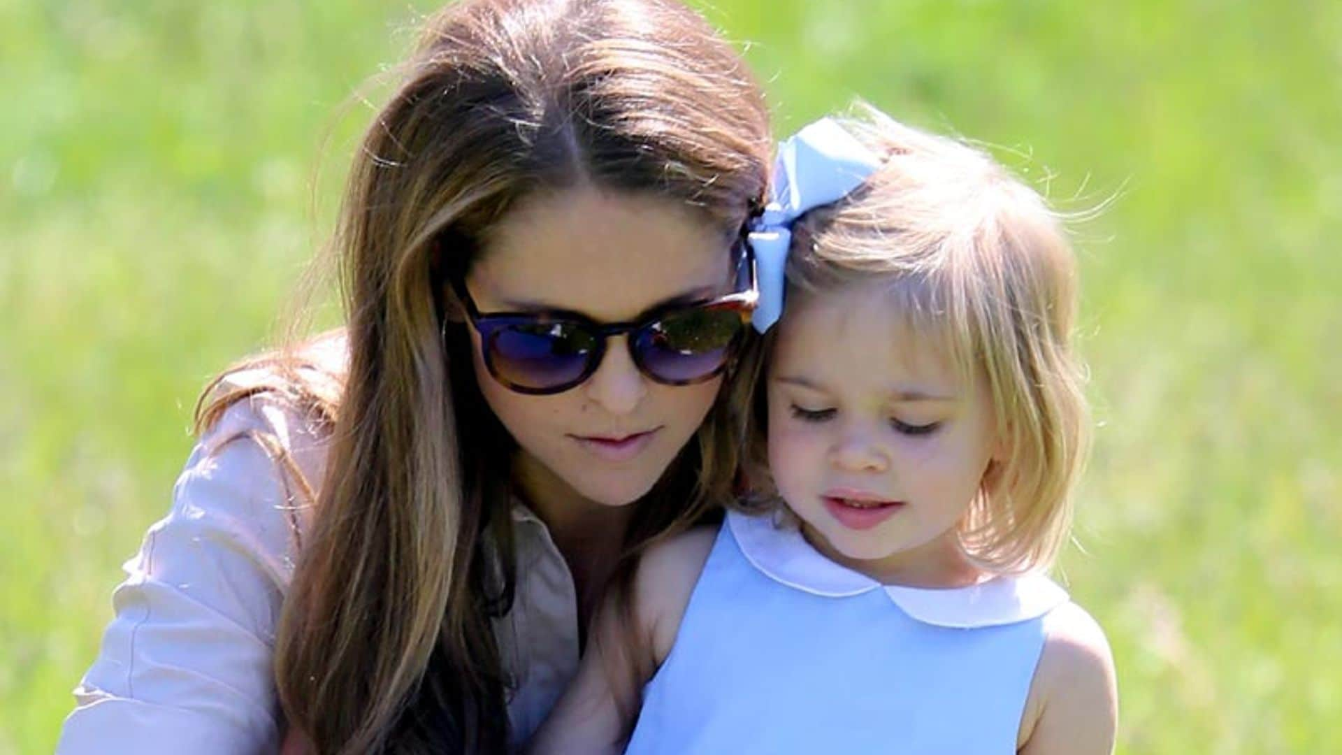 Leonore de Suecia celebra el Día de la Infancia con su madre en el parque de atracciones