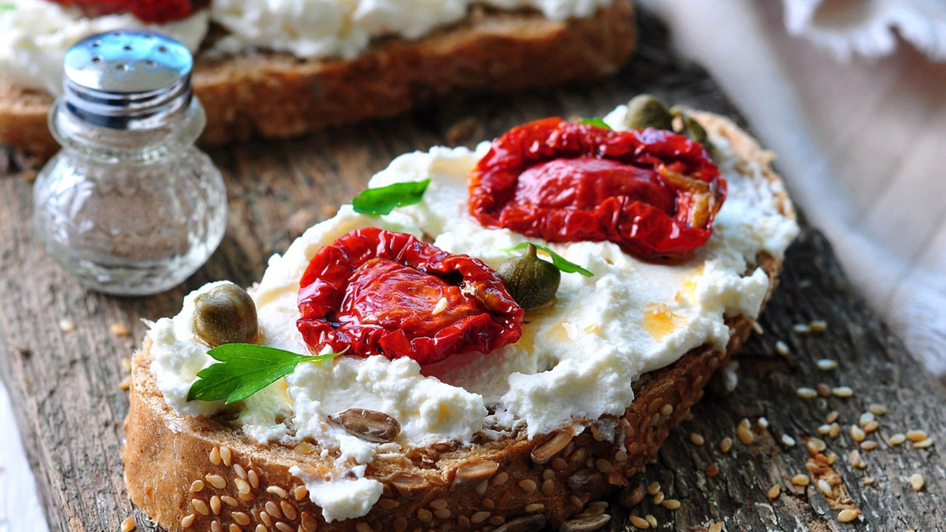 Tostadas de centeno con 'ricotta' y tomates secos