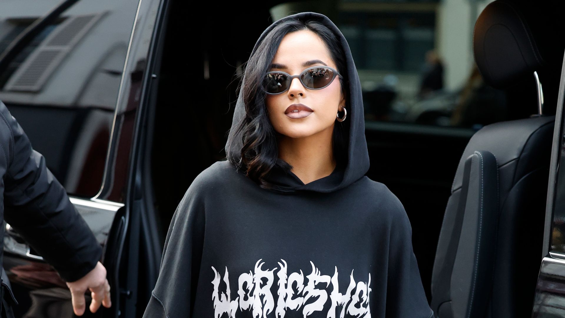 Becky G redefine el 'street style' parisino a su llegada a Paris Fashion Week