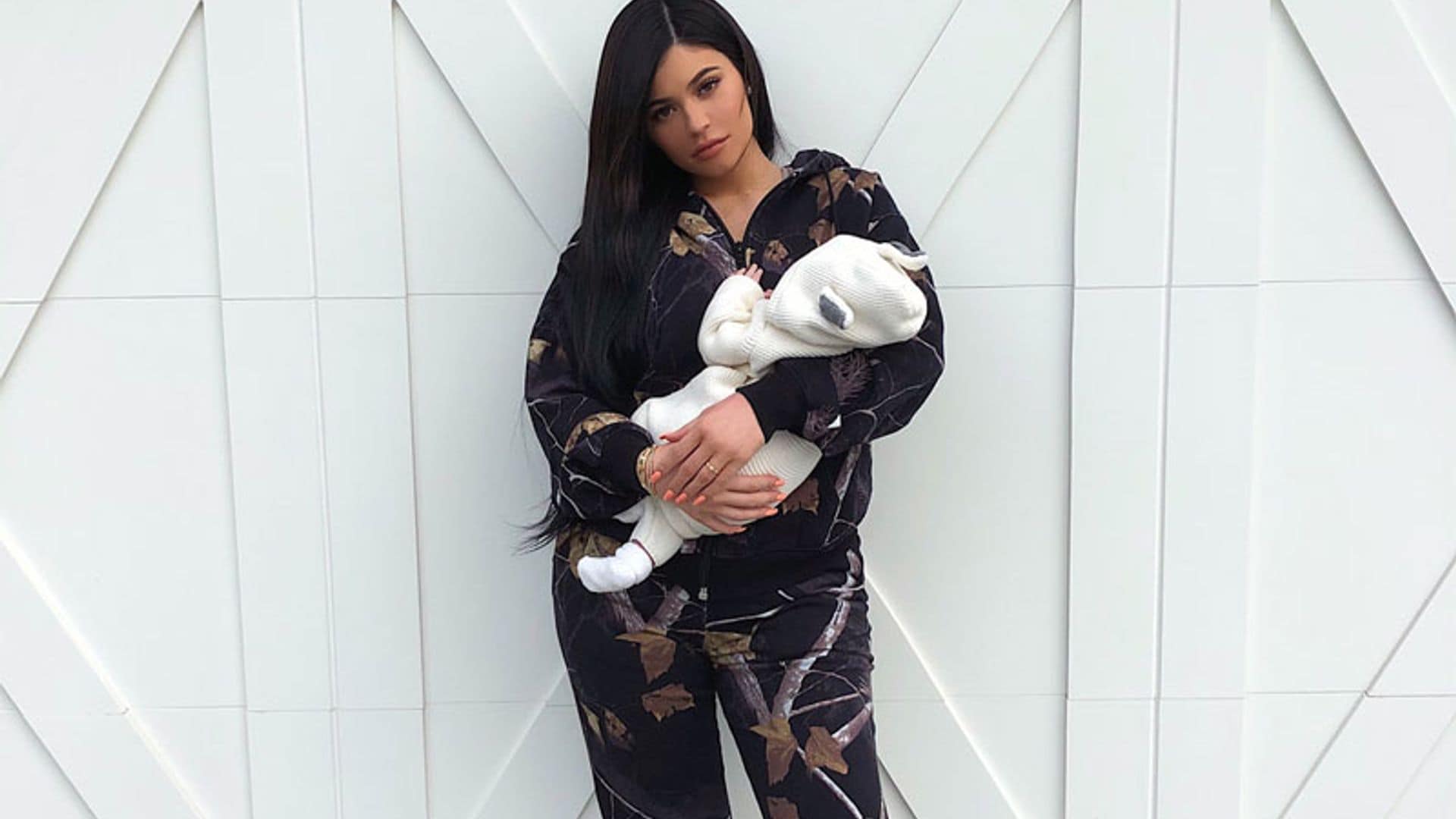 La primera foto de Kylie Jenner con su hija y su exclusivo look deportivo se hace viral