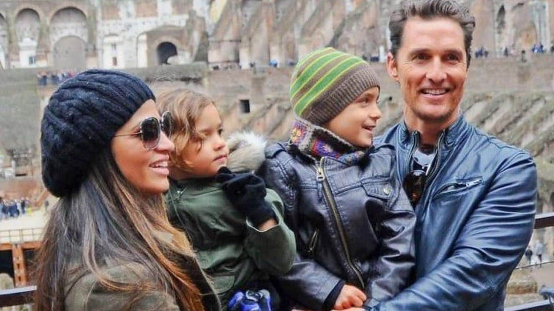 Los hijos de Matthew McConaughey le cantan ‘Cumpleaños Feliz’ muy bajito ¡para no molestarle!