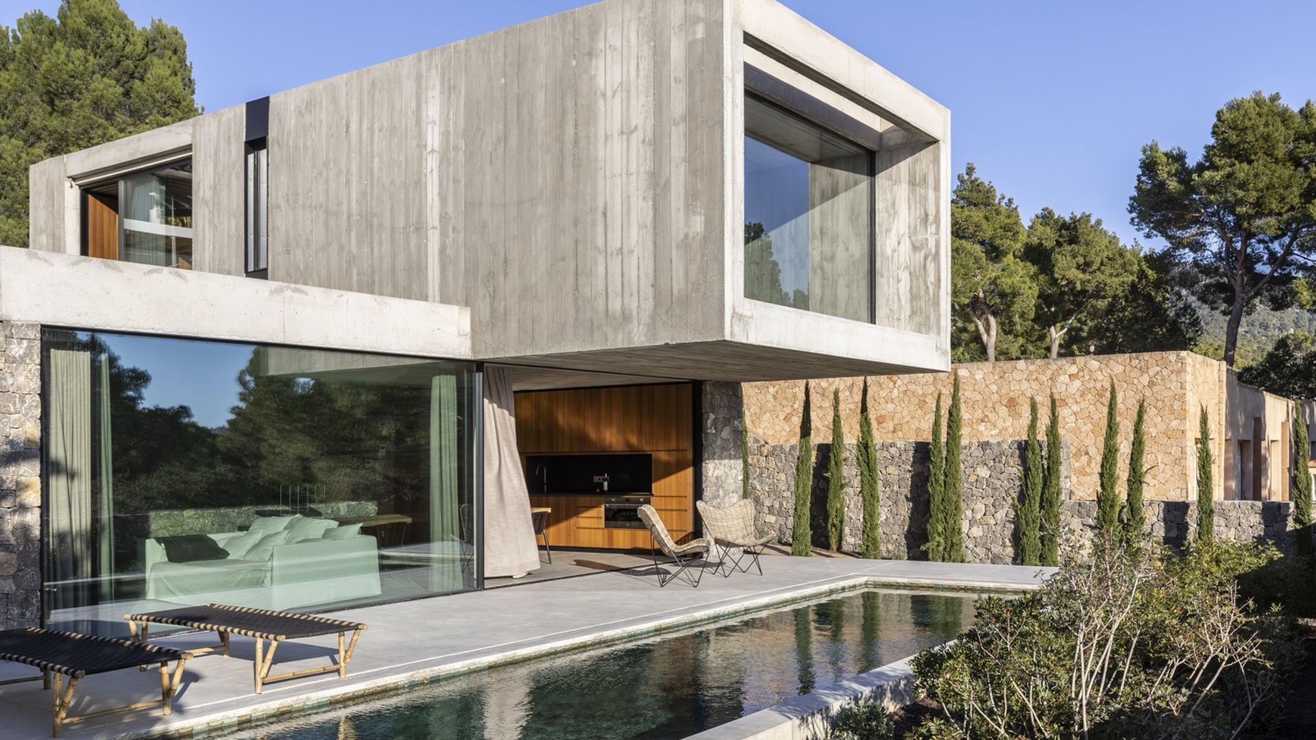 Moderna casa con piscina en Ibiza
