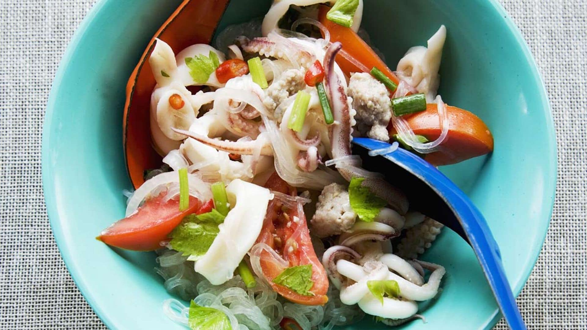 Ensalada de sepia con verduras y fideos chinos