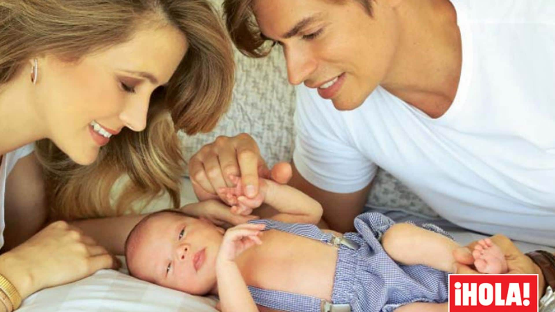 Las primeras fotografías de Carlos Baute y Astrid con su hijo Markuss solo se pueden ver en ¡HOLA!