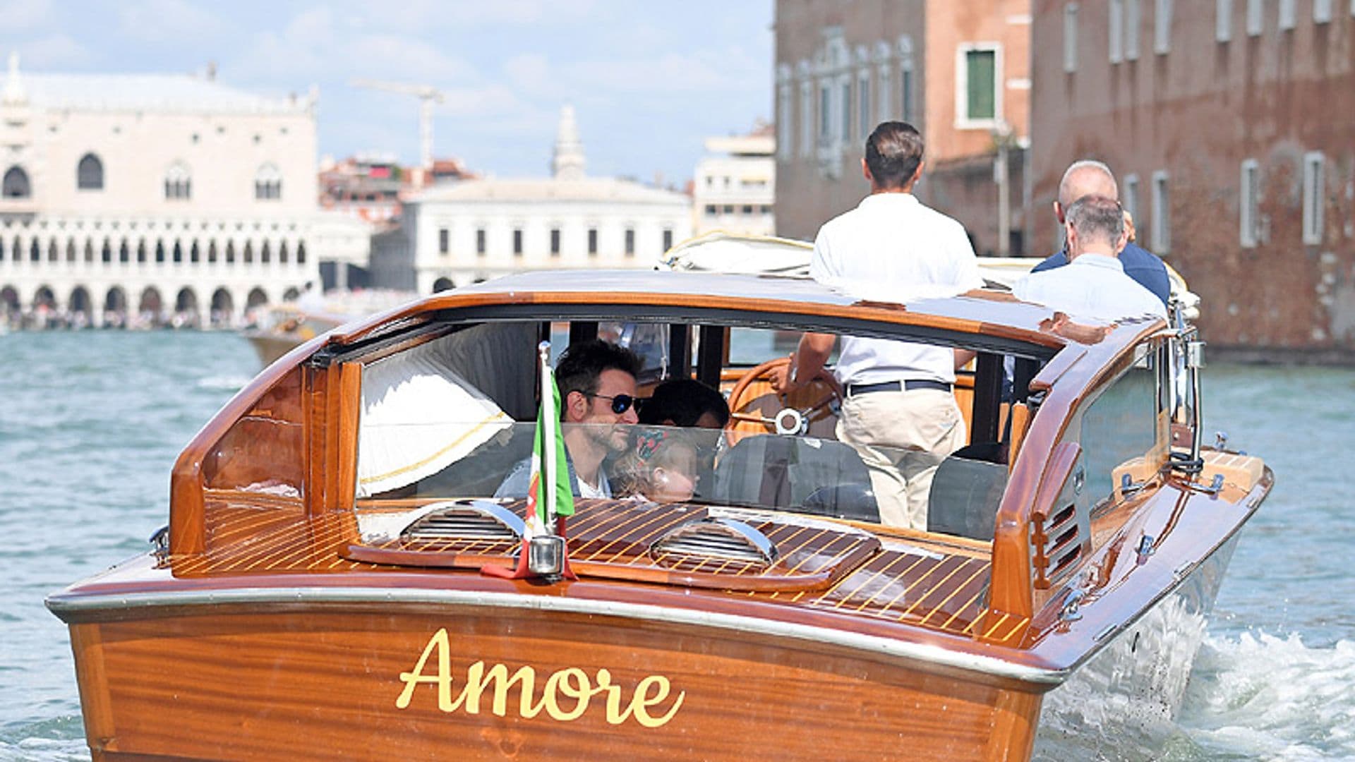 Bradley Cooper, un padrazo paseando con su 'amore' por Venecia