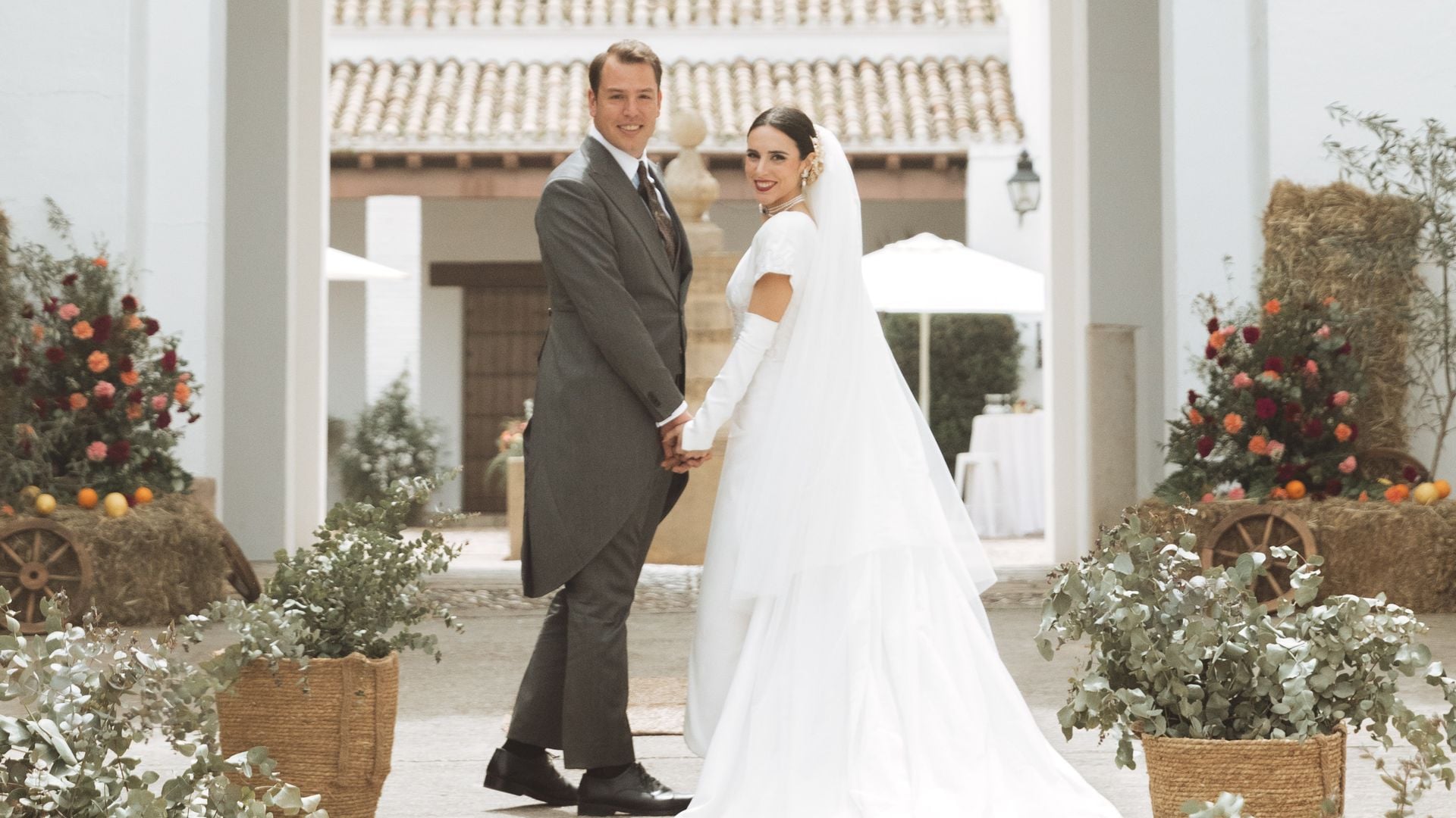 Pilar, la novia cordobesa que rescató el vestido 'vintage' de su madre con joyas hechas por su abuelo