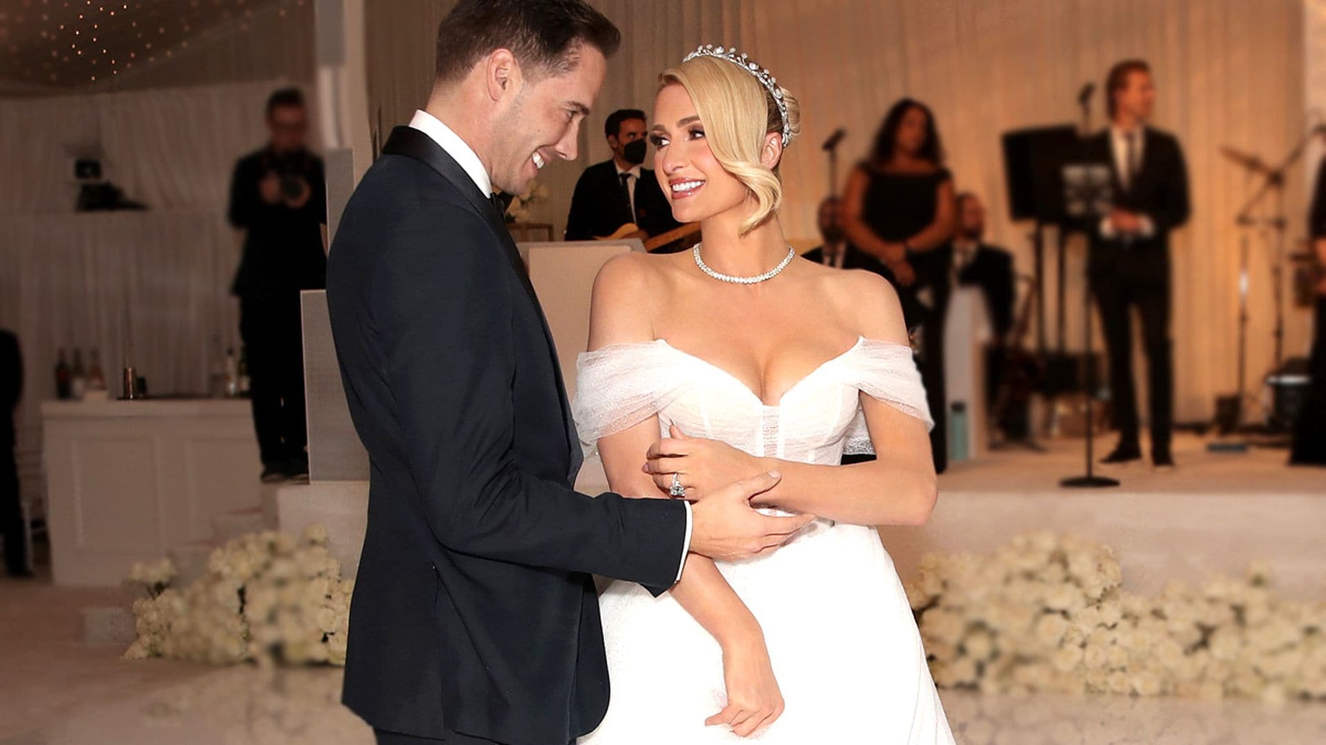 Paris Hilton desvela que compró 45 vestidos de novia para su boda con Carter Reum
