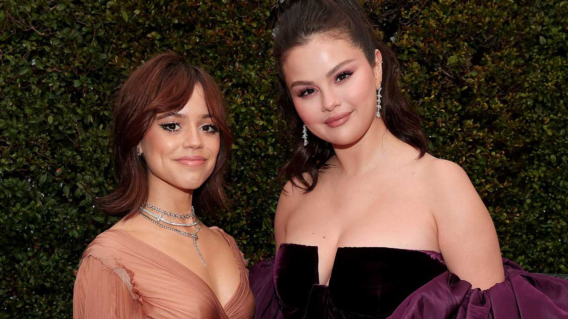 Jenna Ortega, Selena Gomez o Anya Taylor-Joy revelan los códigos actuales de la invitada perfecta