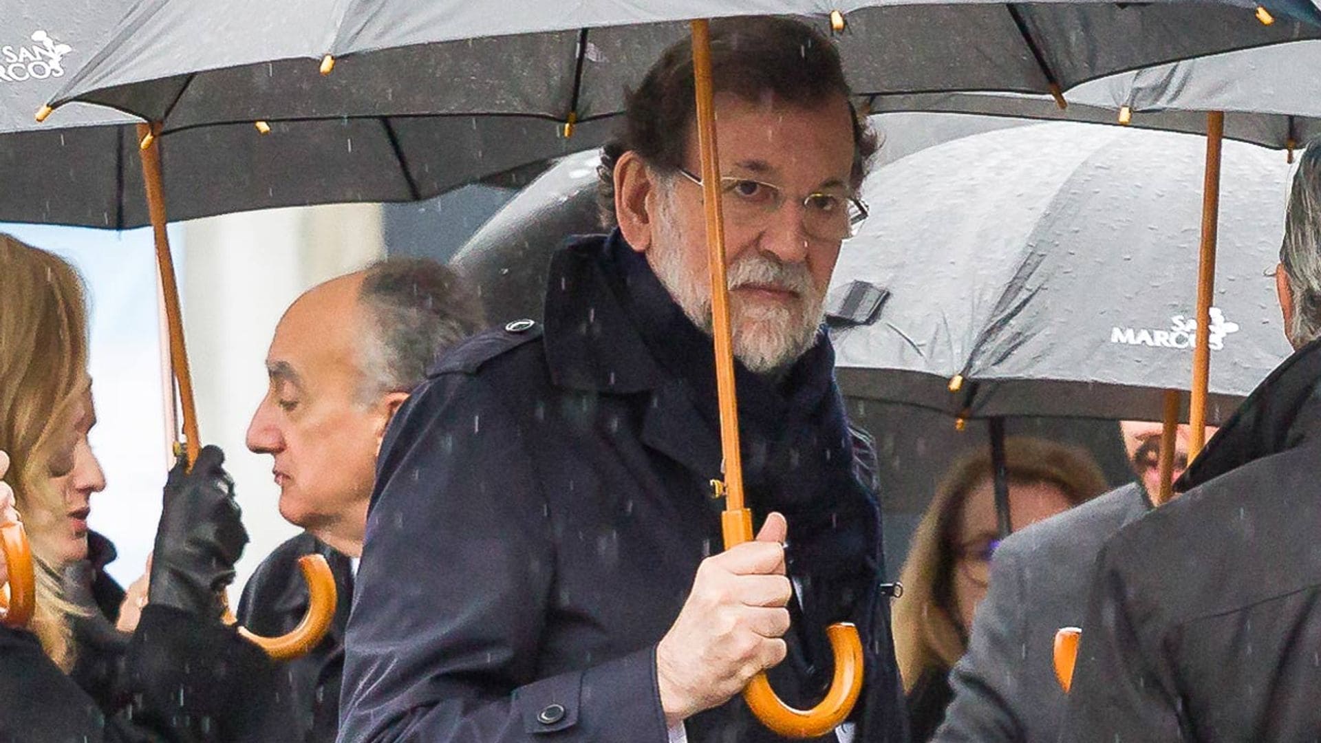 FOTOGALERÍA: Mariano Rajoy, arropado por sus compañeros en el funeral de su hermana en Pontevedra