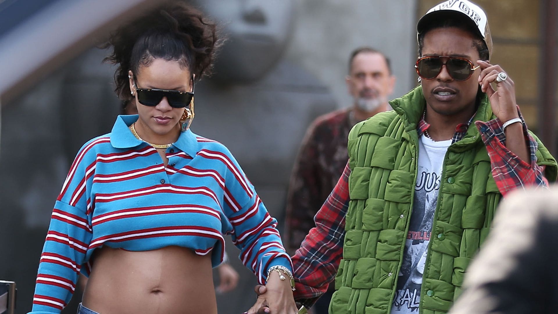 Rihanna luce embarazo con el polo 'made in Spain' que ya llevó Hailey Bieber