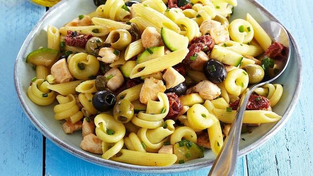 ensalada de pasta con pollo y aceitunas