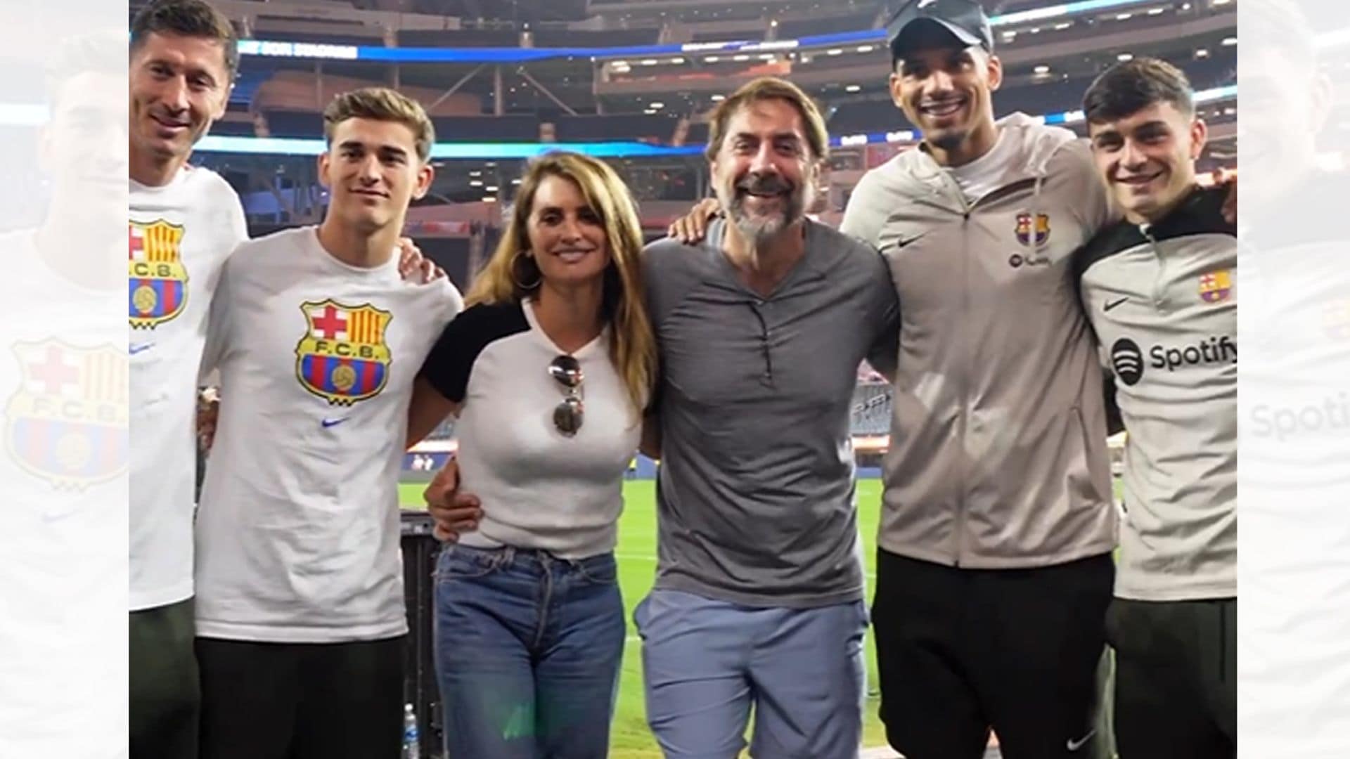 Las imágenes de unos estusiasmados Penélope Cruz y Javier Bardem apoyando a los jugadores del FC Barcelona