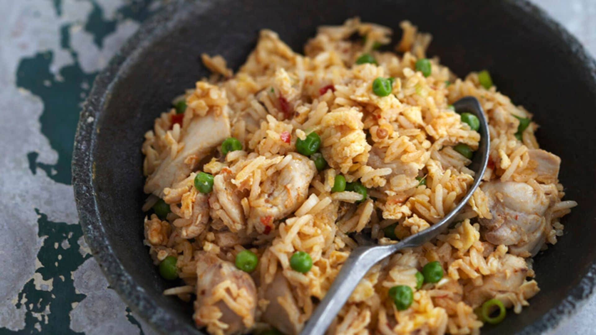 Arroz chino fácil con pollo y guisantes