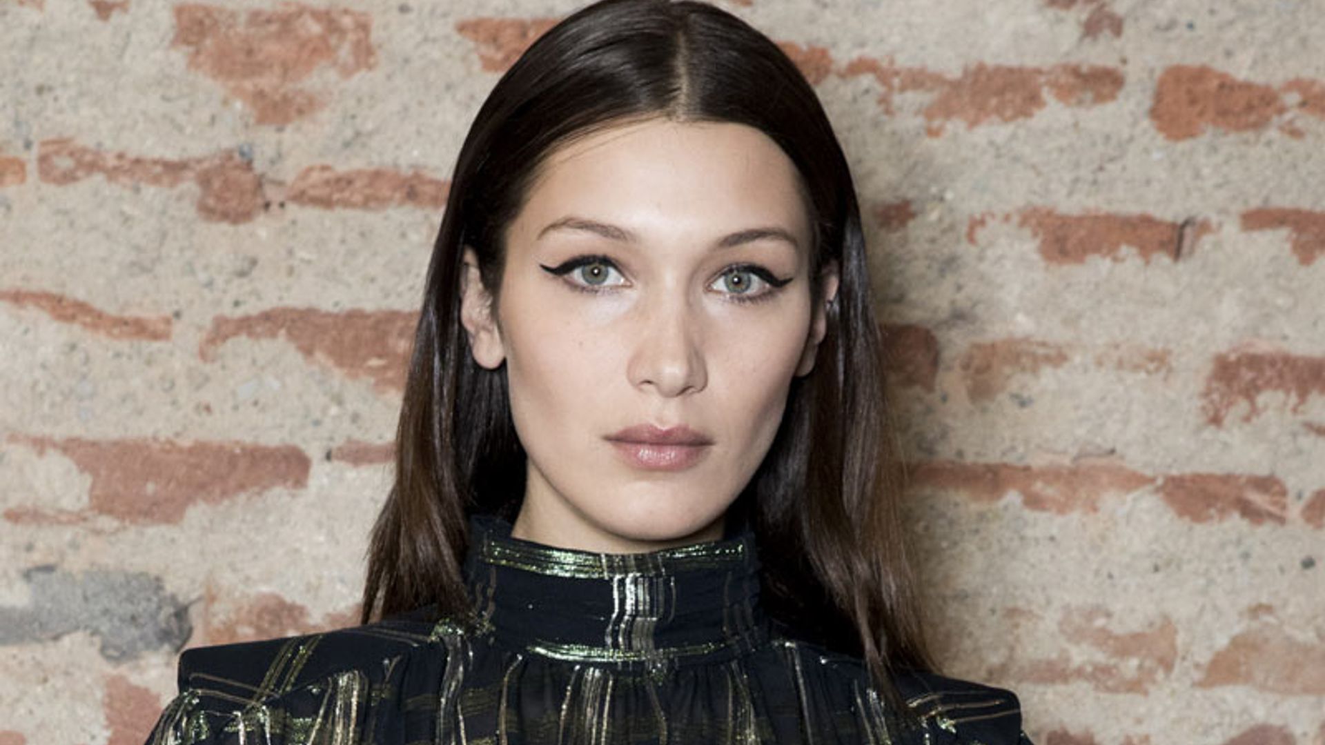 Bella Hadid juega al despiste con su nuevo flequillo